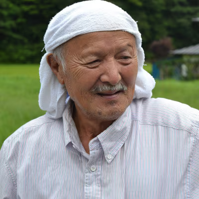 収穫した大根を手に取る生産者